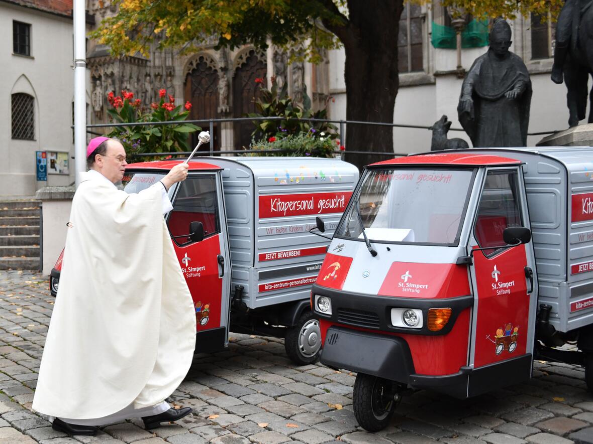<p>Bischof Bertram segnet die Fahrzeuge vor dem Hohen Dom zu Augsburg (Fotos: Julian Schmidt / pba)</p>
