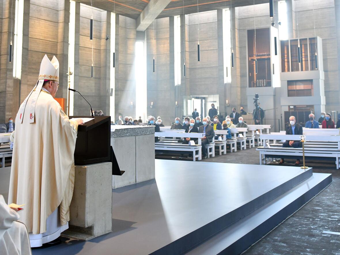 Bischof Bertram predigt in Leitershofen (Foto: Julian Schmidt / pba)