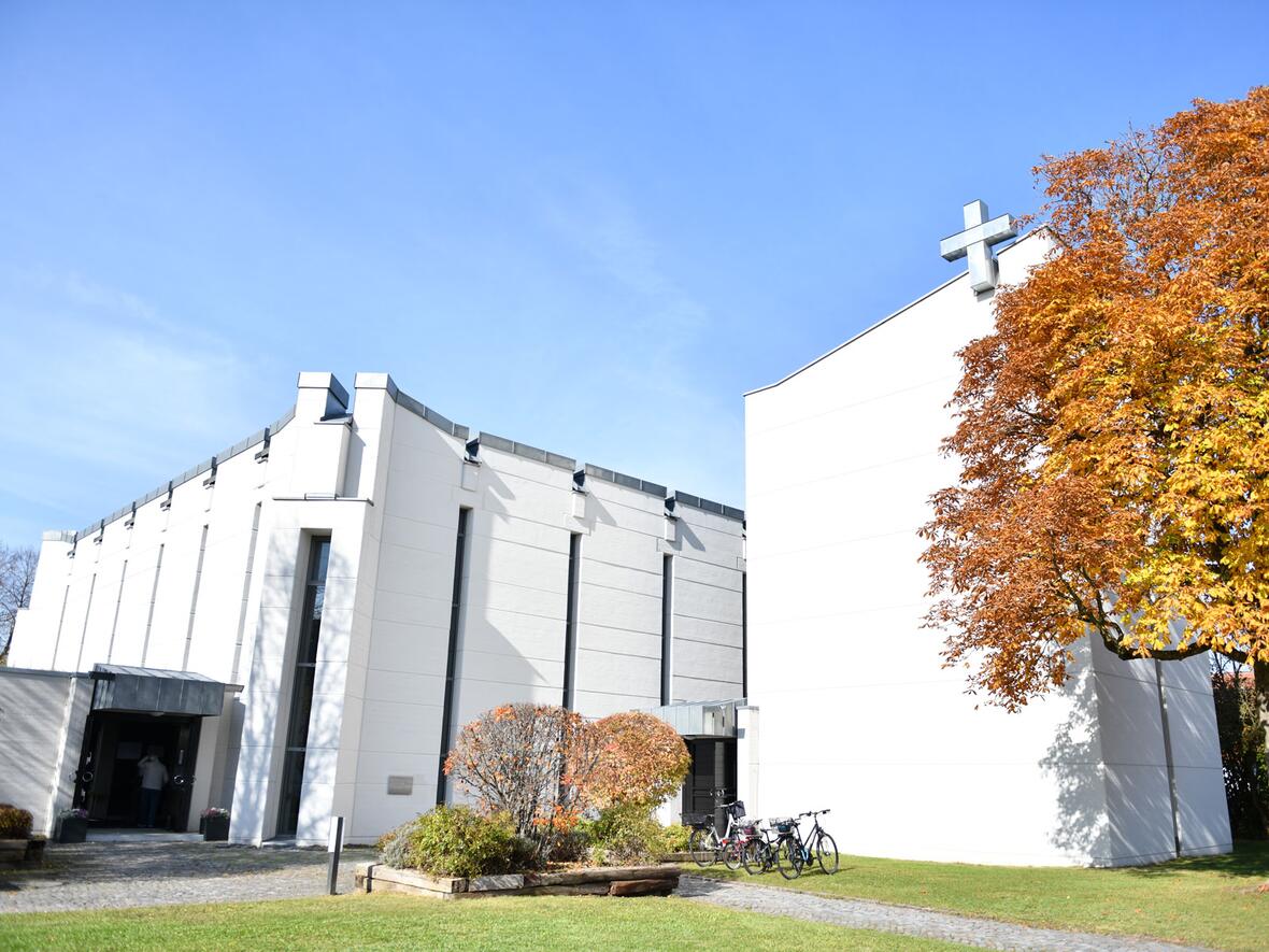 Die Kirche "Zum Auferstandenen Herrn" in Leitershofen
