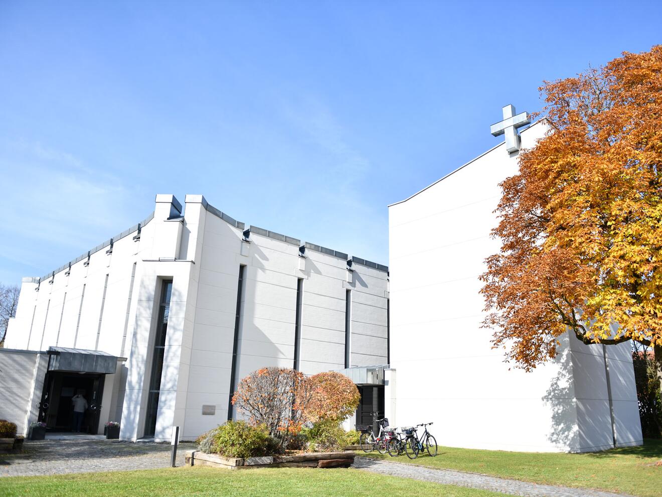 Die Kirche "Zum Auferstandenen Herrn" in Leitershofen