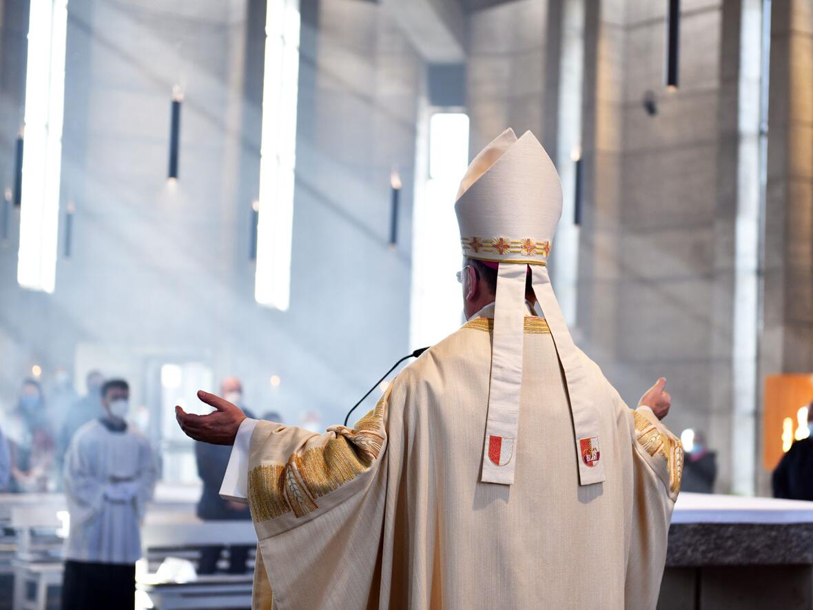 Bischof Bertram spendet den Segen