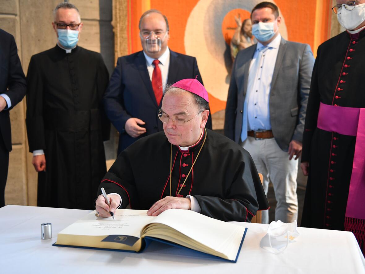 Nach der Messe trug sich Bischof Bertram in das Goldene Buch der Gemeinde Stadtbergen ein