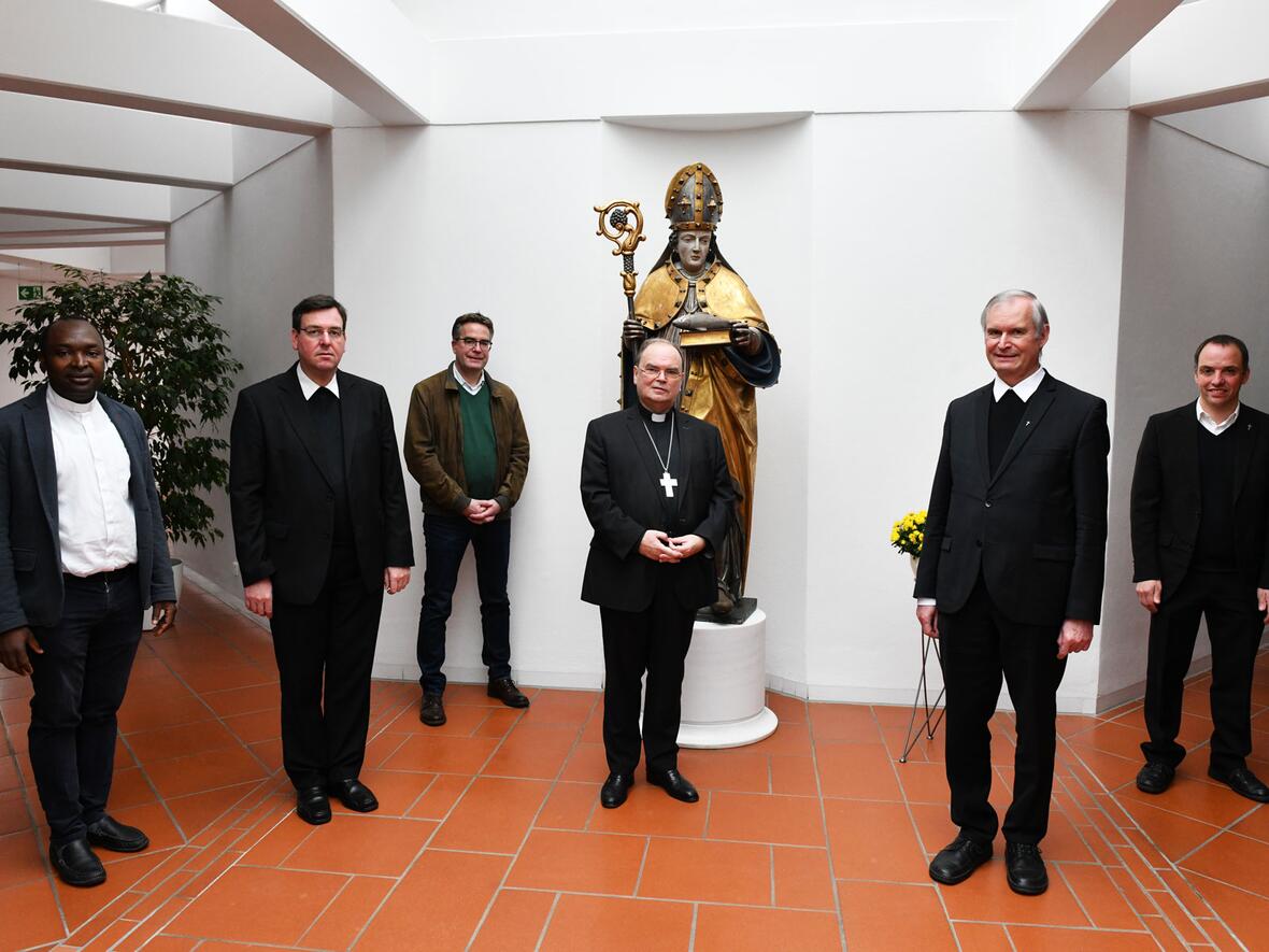 <p>Versammelt um den heiligen Ulrich – der geschäftsführende Ausschuss des Augsburger Priesterrats (v.l.): Paul Igbo, Dekan Werner Dippel (2. Sprecher), P. Christoph Lentz SAC, Bischof Dr. Bertram Meier, Msgr. Dr. Bernhard Ehler (1. Sprecher), Martin Gall (Foto: Julian Schmidt / pba)</p>
