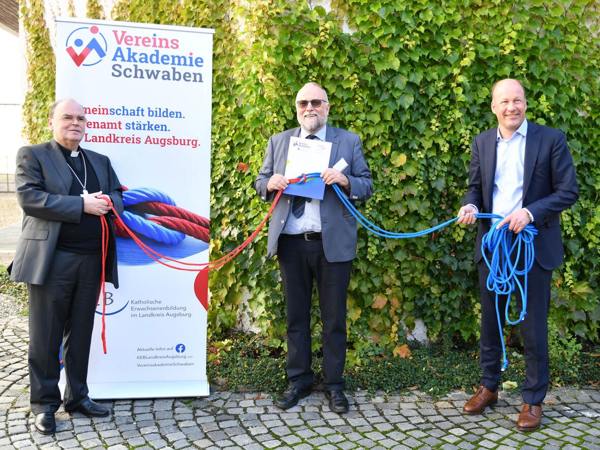 <p>Ziehen für die VereinsAkademie an einem Strang (v.l.): Bischof Dr. Bertram Meier, Peter Scherer (KEB Landkreis Augsburg), Landrat Martin Sailer. (Fotos: Julian Schmidt / pba)</p>
