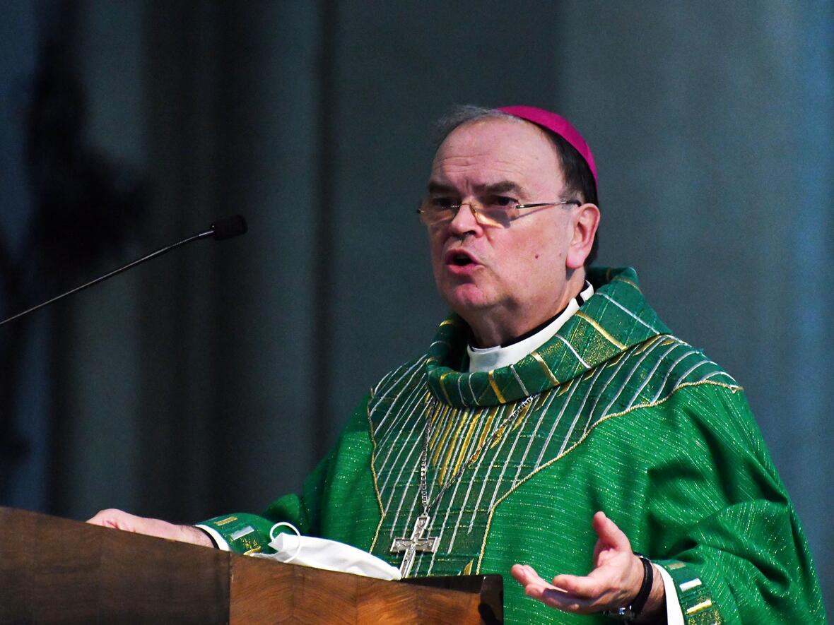 Bischof Bertram bei der Predigt (Foto: Julian Schmidt / pba)