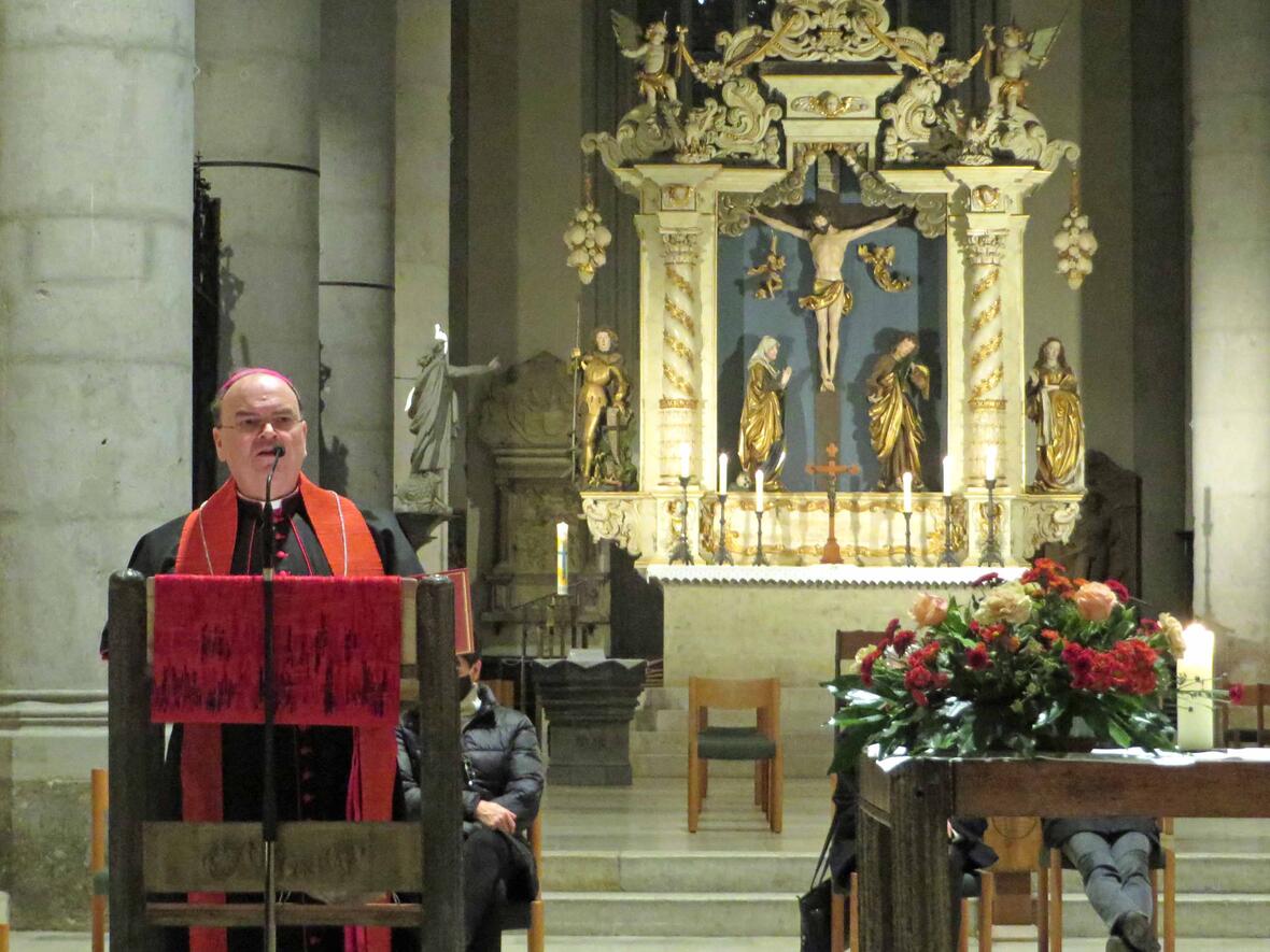 Bischof Bertram predigt in der evangelischen Kirche St. Georg in Nördlingen. (Fotos: Viktoria Zäch / pba)