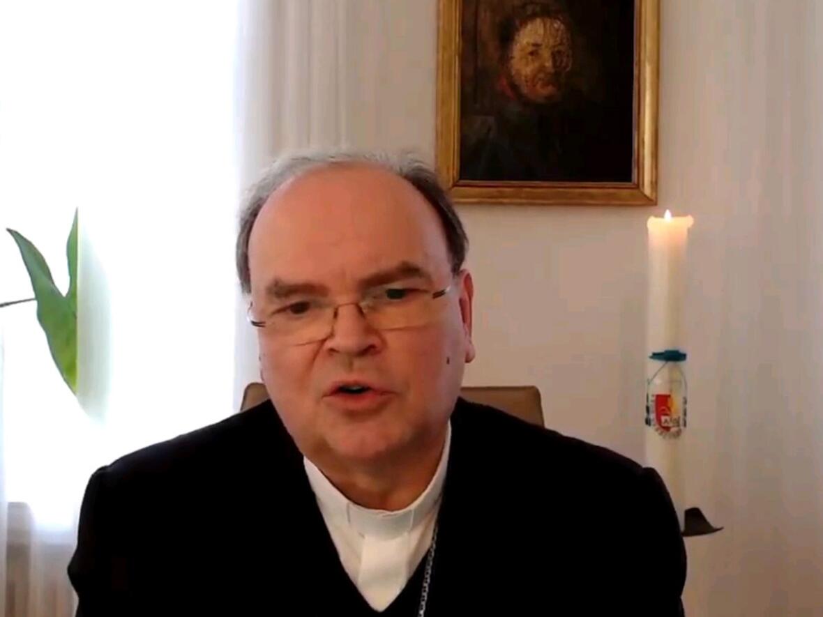 Bischof Bertram nahm heute vor seinem Bildschirm an der Videokonferenz der virtuellen Dialogwerkstatt teil. (Screenshot: pba)