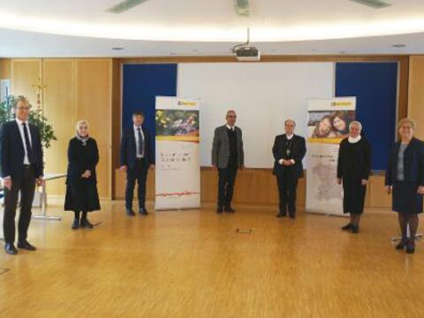 (v.l.) Gerhard Reile (Mitglied des Vorstands), Generaloberin Sr. Roswitha Heinrich (Mitglied des Stiftungsrats), Matthias Bühler (Mitglied des Vorstands, Direktor Rainer Remmele (Vorstandsvorsitzender), Bischof Dr. Bertram Meier, Provinzoberin Sr. Gerda Friedel (Vorstand des Stiftungsrats), Hildegard Wanner (Mitglied des Stiftungsrats). (Foto: Regens Wagner)