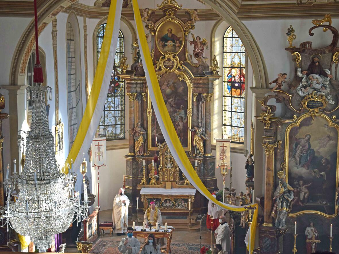 Blick von der sanierten Empore auf den Altarraum der Pfarrkirche St. Blasius in Vorderburg. (Foto: Verspohl-Nitsche / pdsf)