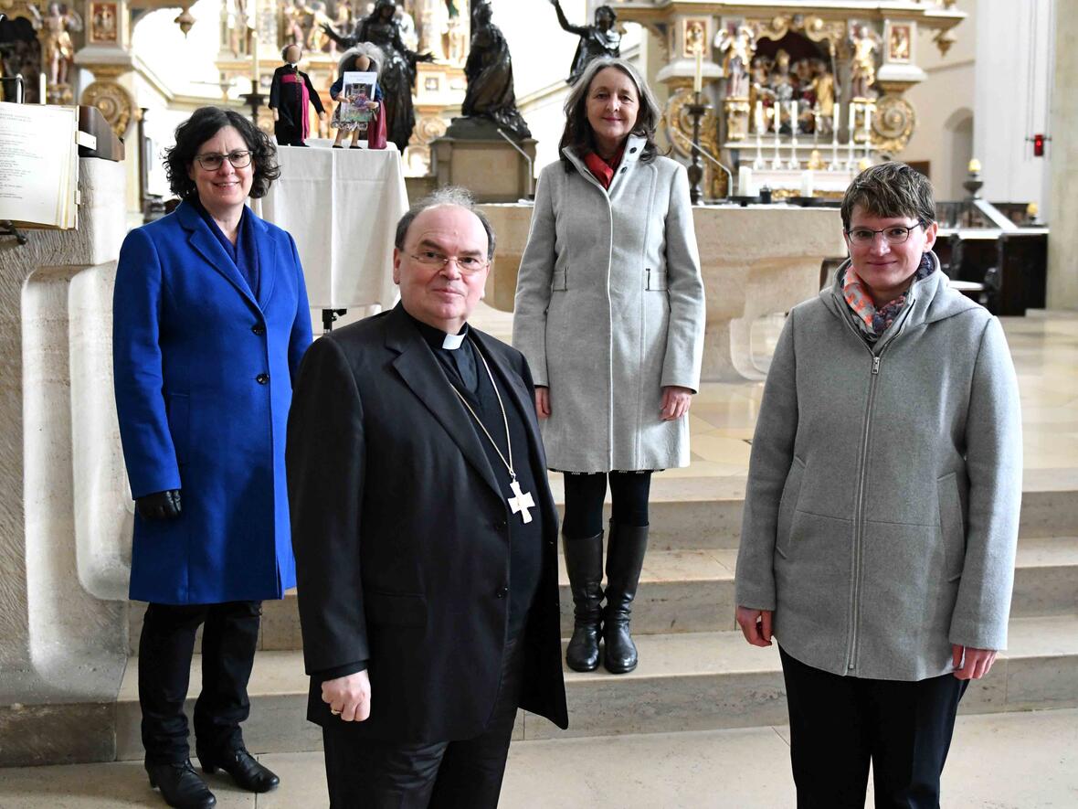 Abschied und Begrüßung: (v.l.) Seelsorgeamtsleiterin Angelika Maucher, Bischof Bertram Meier, Helga Kramer-Niederhauser, Maria Muther. (Fotos: Nicolas Schnall / pba).