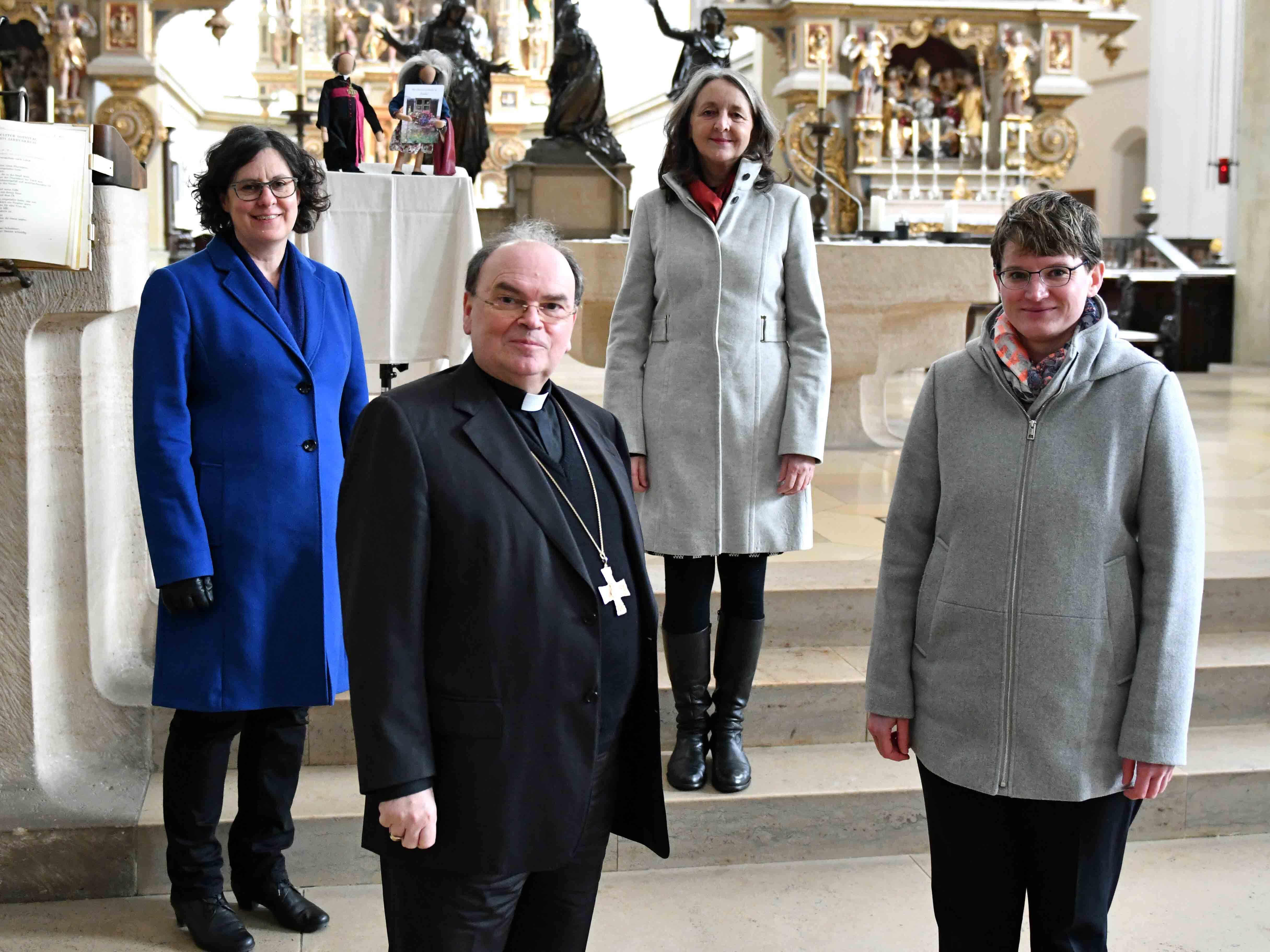 Abschied und Begrüßung: (v.l.) Seelsorgeamtsleiterin Angelika Maucher, Bischof Bertram Meier, Helga Kramer-Niederhauser, Maria Muther. (Fotos: Nicolas Schnall / pba).