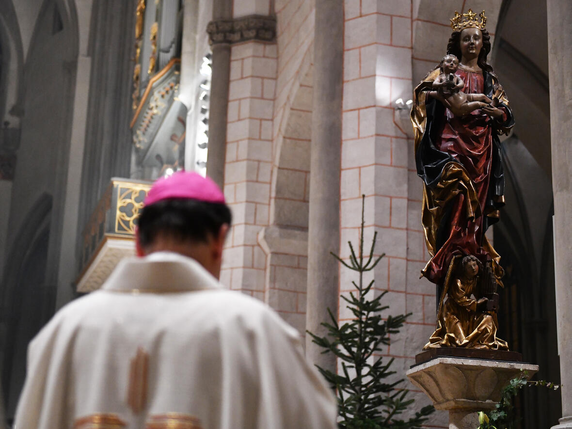 Bischof Bertram vor der Marienstatue im Hohen Dom (Foto: Julian Schmidt / pba)