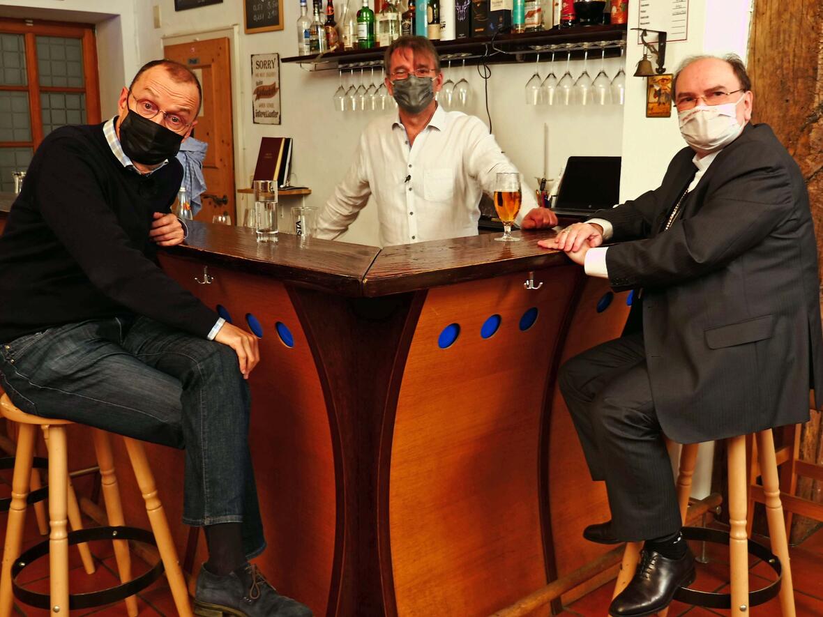 Roland Krabbe alias Herr Braun im Gespräch mit Bischof Bertram. (Foto: a.tv)