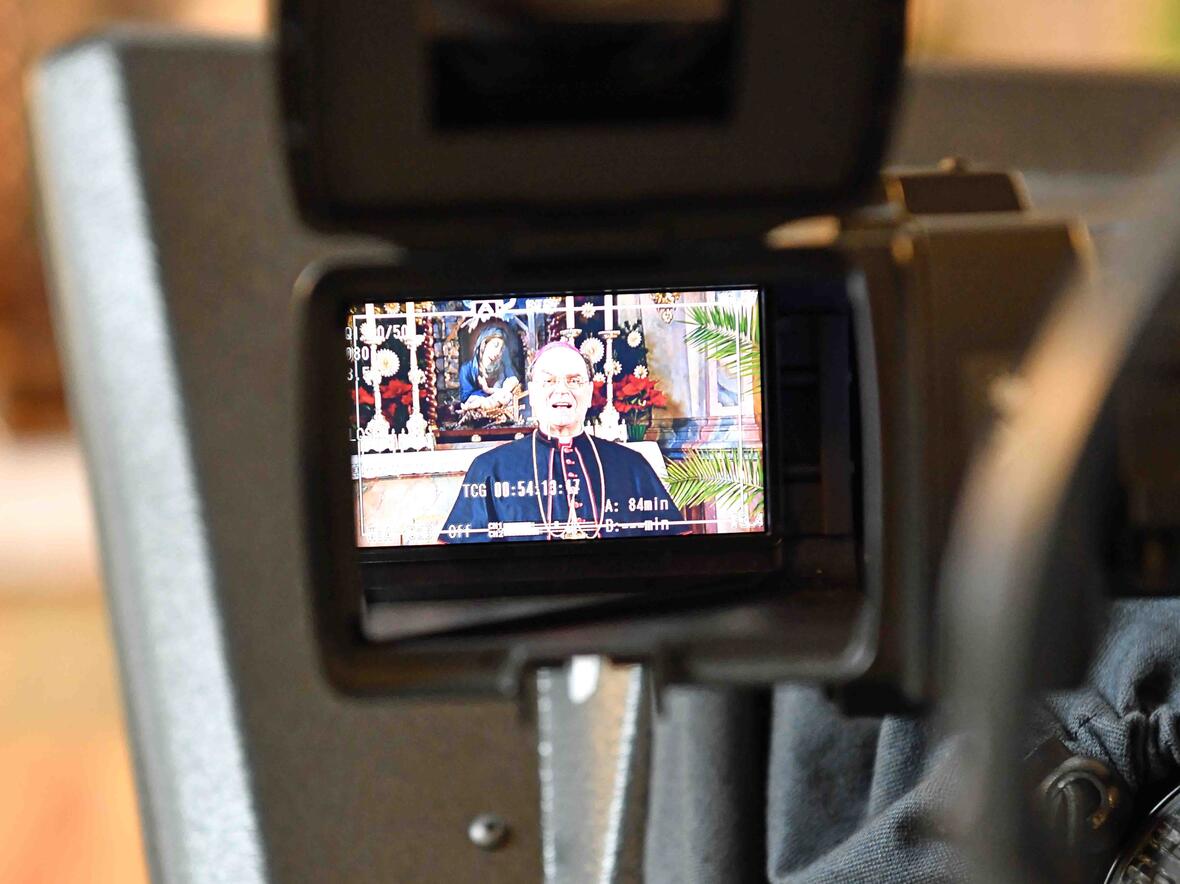 Bischof Bertram bei der Aufzeichnung der Weihnachtsansprache (Foto Nicolas Schnall_pba) 2 web