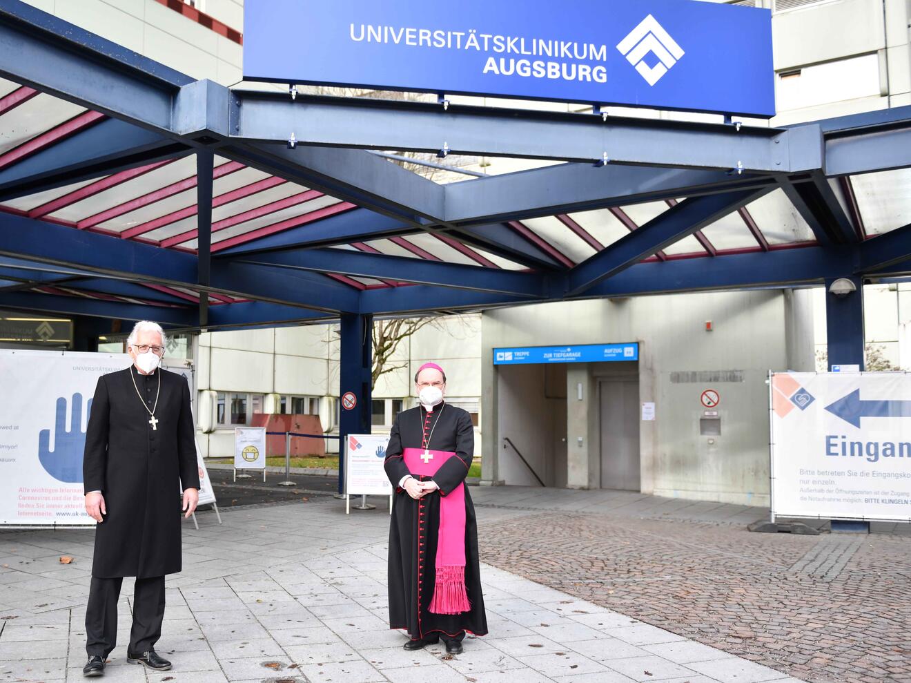 Ökumenische Weihnachtsandacht_Bischof Bertram und Regionalbischof Piper im Klinikum (Foto_Maria Steber_pba)