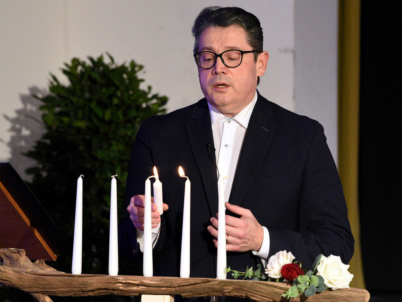Der Kantor Nikola David entzündet die Chanukkia (Foto: Ruth Plössel / Stadt Augsburg)