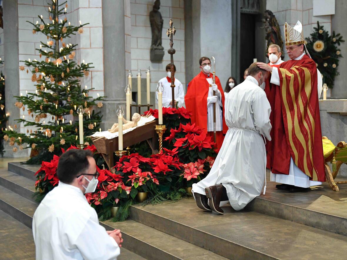 Durch Handauflegung und Gebet des Bischofs zu Diakonen geweiht: Filip Bäder und Manfred Selg. (Fotos: Nicolas Schnall / pba)