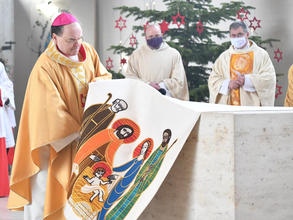 Bischof Bertram entfernt das Altartuch von St. Martin (Foto Julian Schmidt_pba) DSC_2390