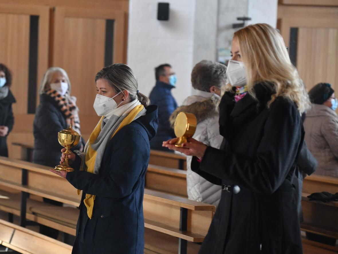 Das Allerheiligste wird in einer Prozession aus der Kirche gebracht (Foto: Julian Schmidt / pba)