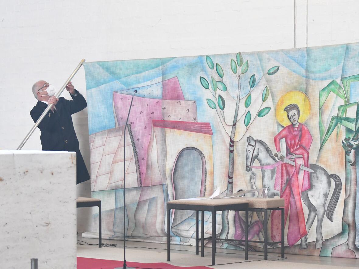 Das Martinsbild im Altarraum wird abgehängt (Foto: Julian Schmidt / pba)