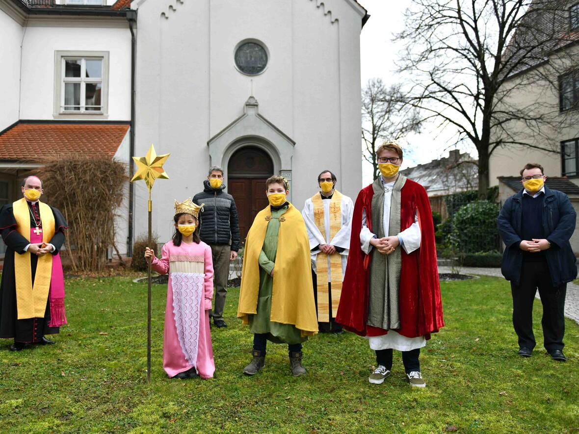 Diözesane Eröffnung in kleiner Runde: die Sternsinger-Gruppe aus der Dompfarrei zusammen mit (von links) Bischof Bertram und den Verantwortlichen für die Aktion Harald Weber (Bischöfl. Jugendamt), BDKJ-Präses Dominik Zitzler und Dr. Peter Frasch (Abt. Weltkirche). (Foto: Nicolas Schnall / pba)