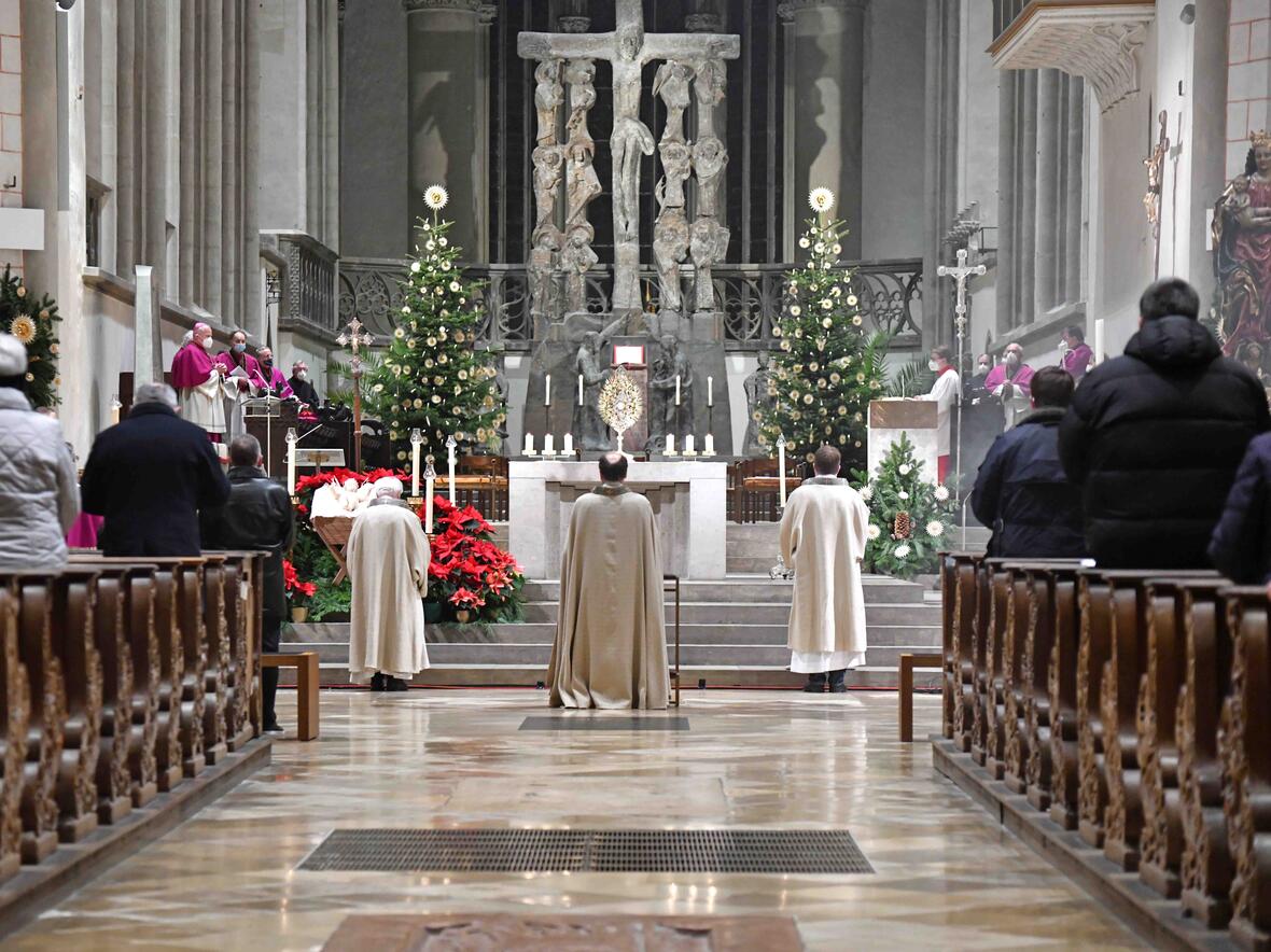 Zum Te Deum erhoben sich die Gottesdienstbesucher gemeinsam mit Bischof Bertram. (Fotos: Nicolas Schnall / pba)