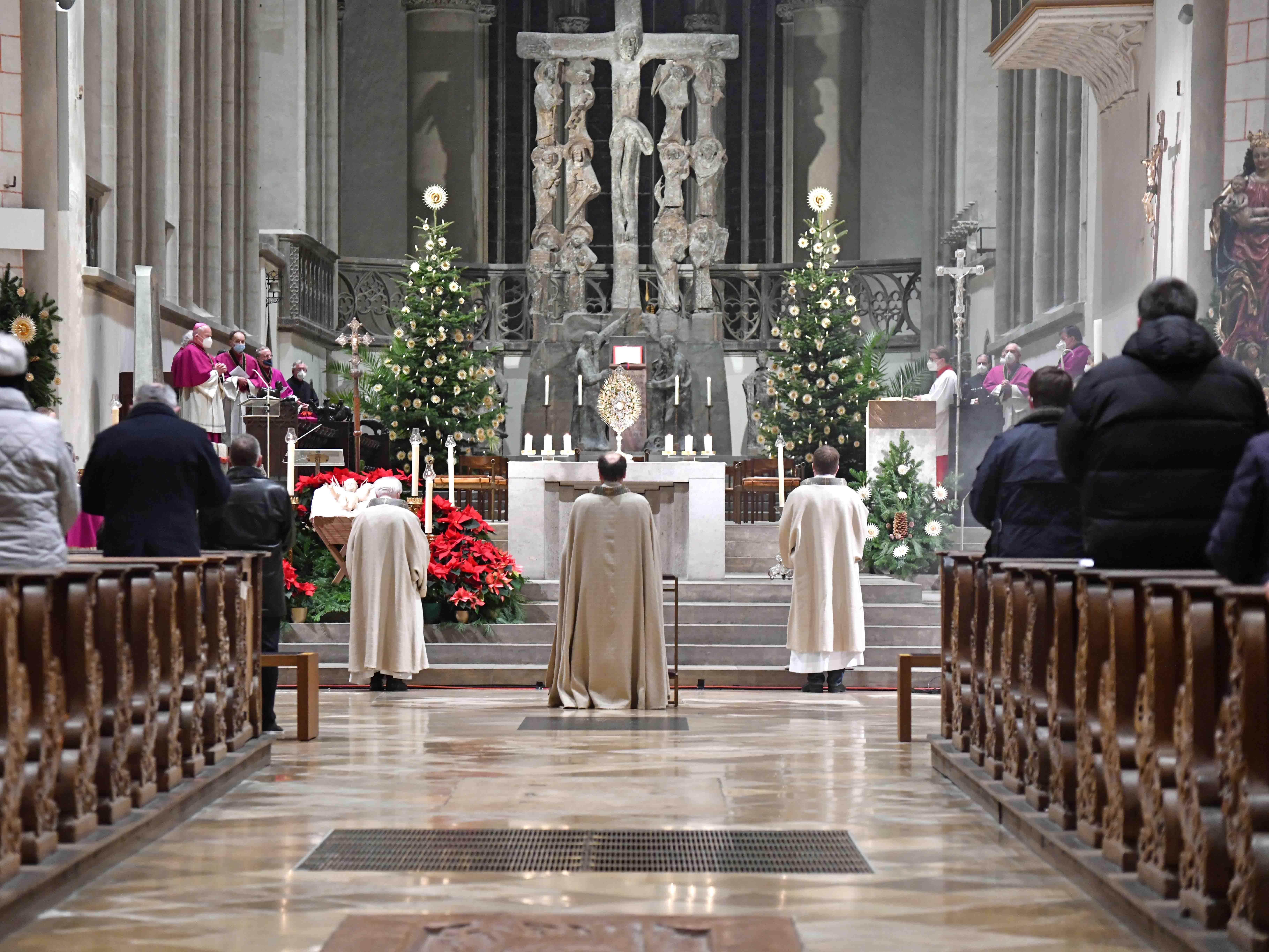 Zum Te Deum erhoben sich die Gottesdienstbesucher gemeinsam mit Bischof Bertram. (Fotos: Nicolas Schnall / pba)