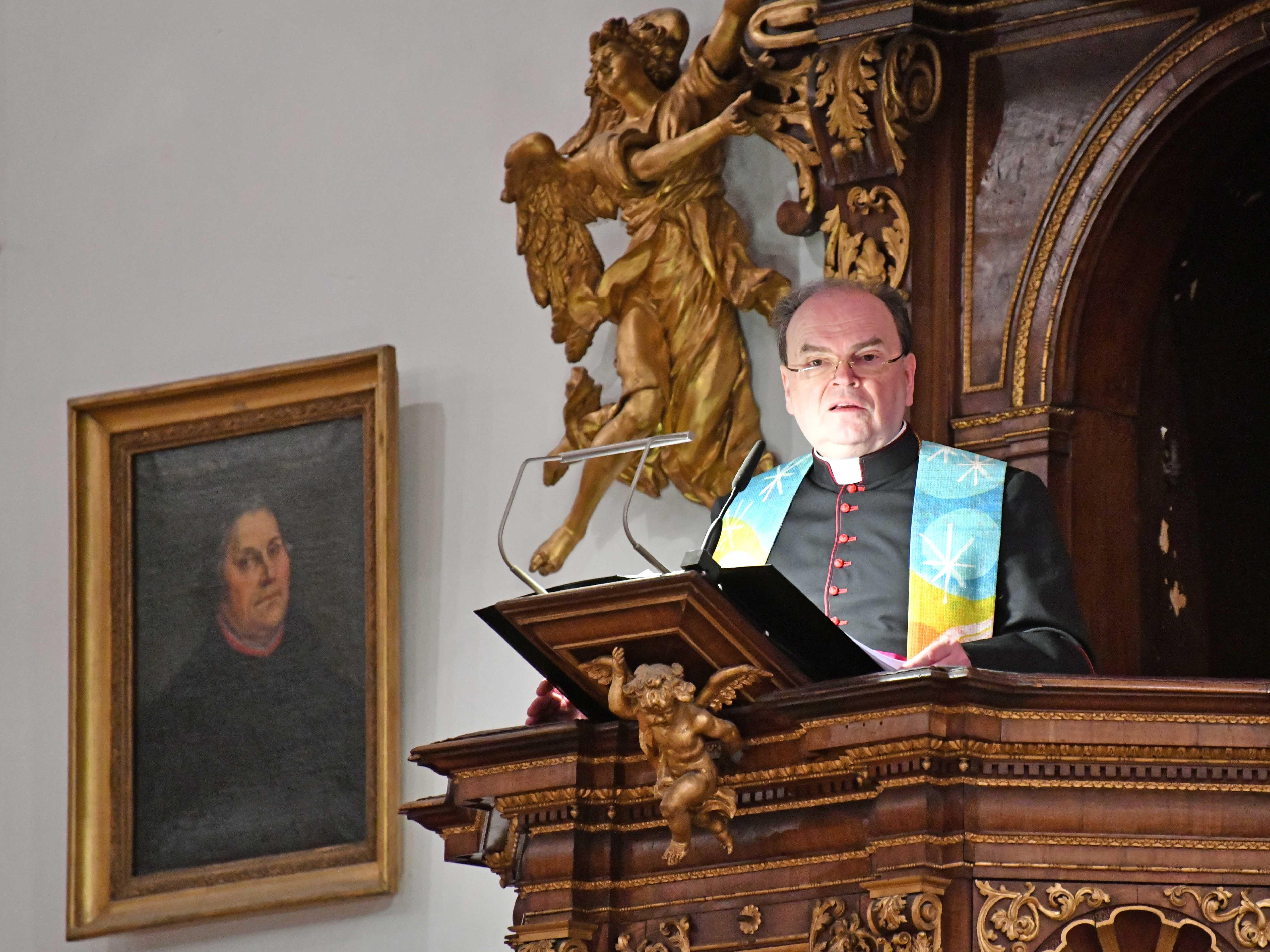 Als Diözesanadministrator predigte Dr. Bertram Meier im Januar 2020 neben dem Bild des Reformators in der evangelischen St. Ulrichskirche in Augsburg. (Archivfoto: Nicolas Schnall / pba)