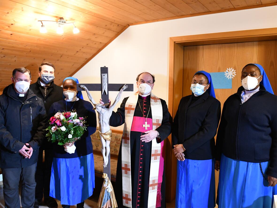 <p>(v.l.) Pfarrer Wolfgang Schnabel, Bürgermeister Markus Berktold, Konventoberin Sr. M. Chizaram Korie DDL, Bischof Dr. Bertram Meier, Sr. M. Chisomaga Nsoha DDL, Sr. M. Jane Frances Natti DDL. Das Kruzifix stammt aus den Beständen des Maria-Ward-Klosters in Augsburg und wurde von Domvikar Andreas Miesen nach Seeg gebracht.</p>
