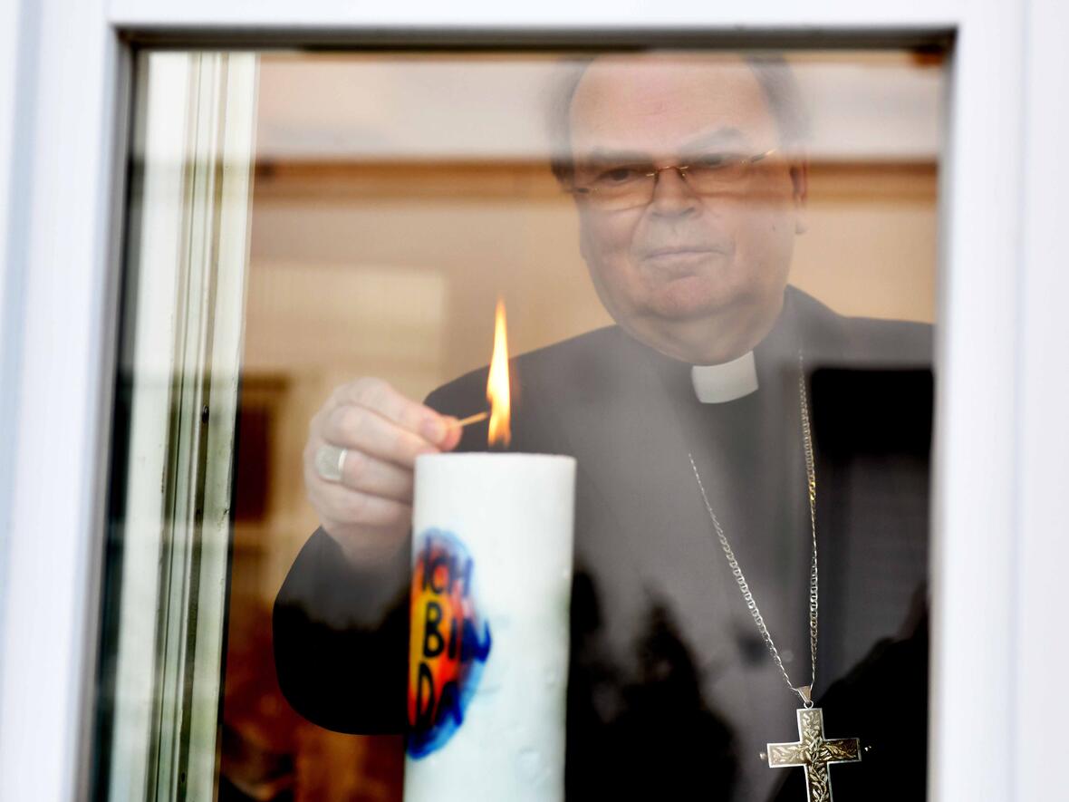 #lichtfenster: Bischof Bertram unterstützt die Initiative des Bundespräsidenten und stellte eine Kerze in ein Fenster des Bischofshauses. (Foto: Julian Schmidt / pba)