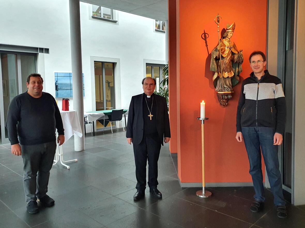 Die Augsburger Seminaristen Wolfgang Ehrle (links) und Richard Reißner gemeinsam mit Bischof Bertram. Herbert Kramert konnte nicht anwesend sein, war mit dem Bischof jedoch via Zoom-Schalte verbunden. (Foto: Studienhaus St. Lambert)