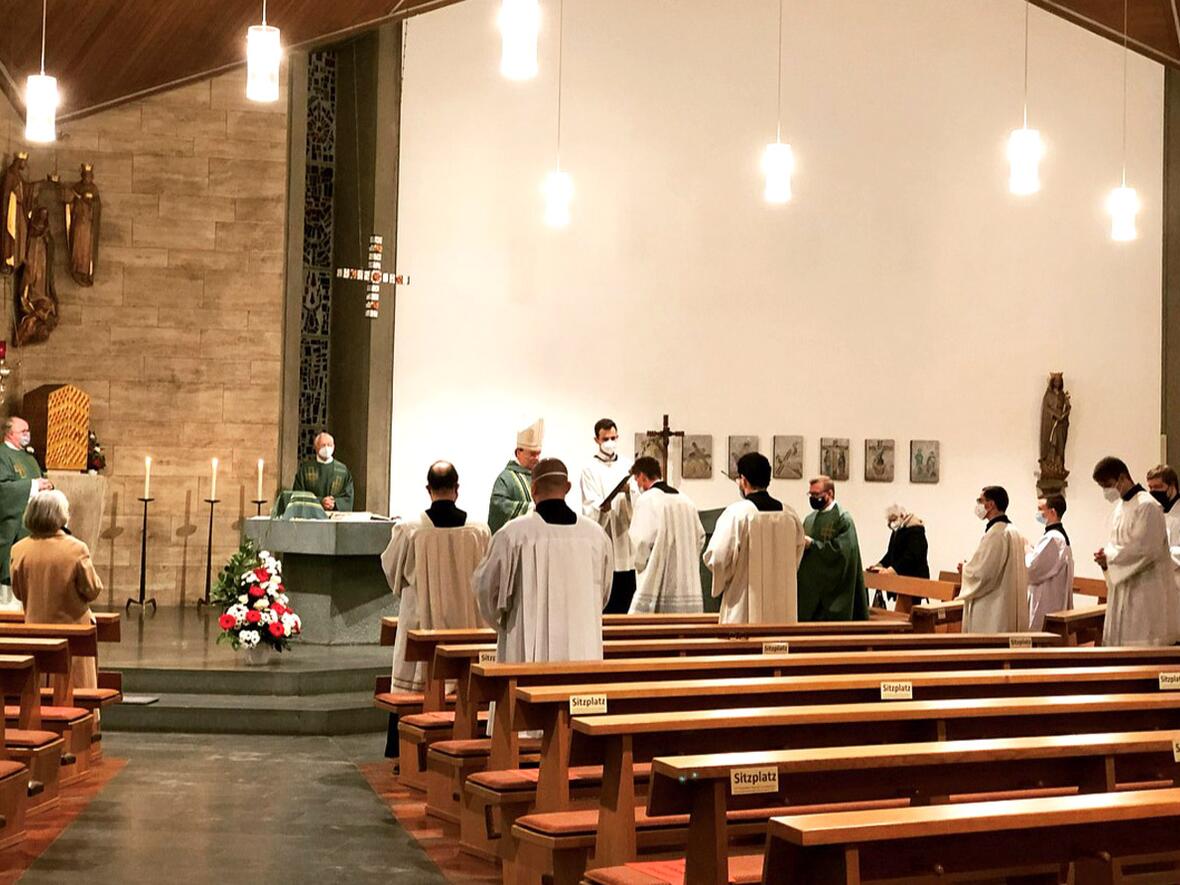 Bischof Bertram beauftragte neun Seminaristen mit dem Lektorat.
