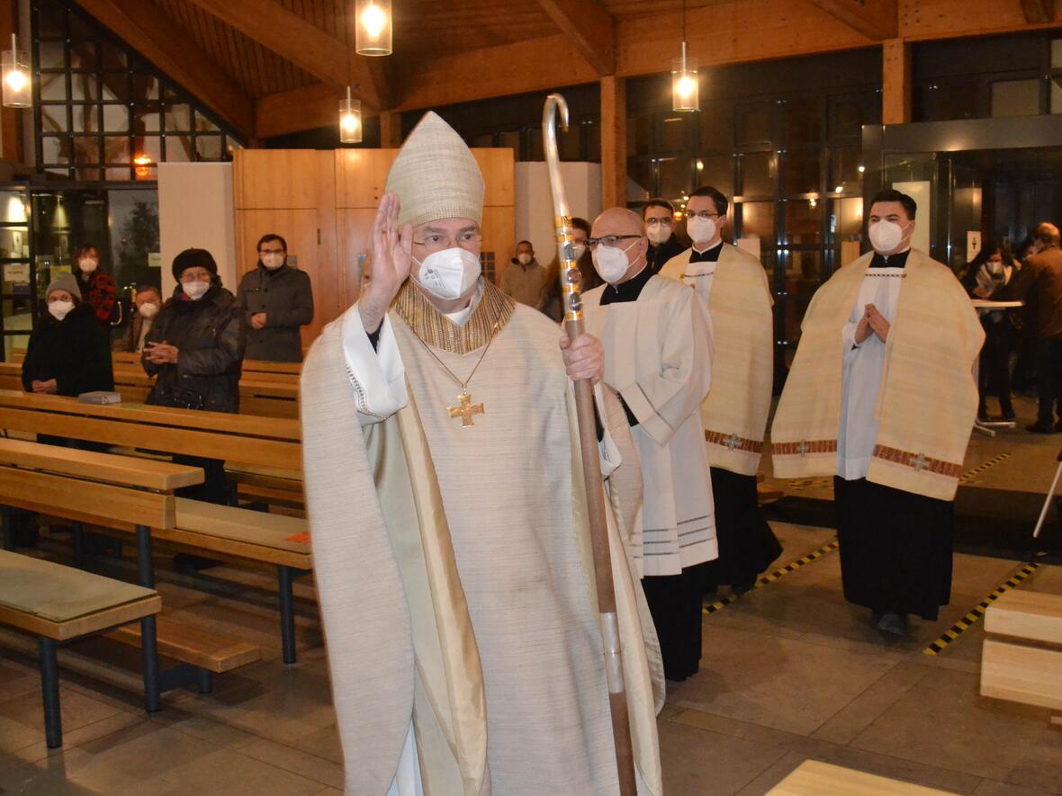 Zum Gedenken des hl. Thomas von Aquin feierte Bischof Bertram ein Pontifikalamt in der Kirche Zum Guten Hirten im Augsburger Universitätsviertel (Fotos: Michael Rösch / KHG Augsburg).