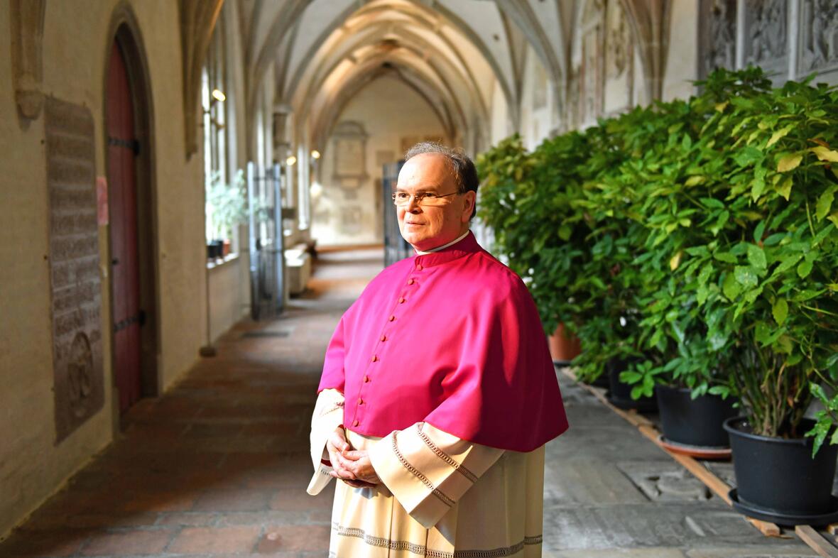 20 Bekanntgabe neuer Bischof von Augsburg_Bertram Meier im Domkreuzgang (Foto Nicolas Schnall_pba)