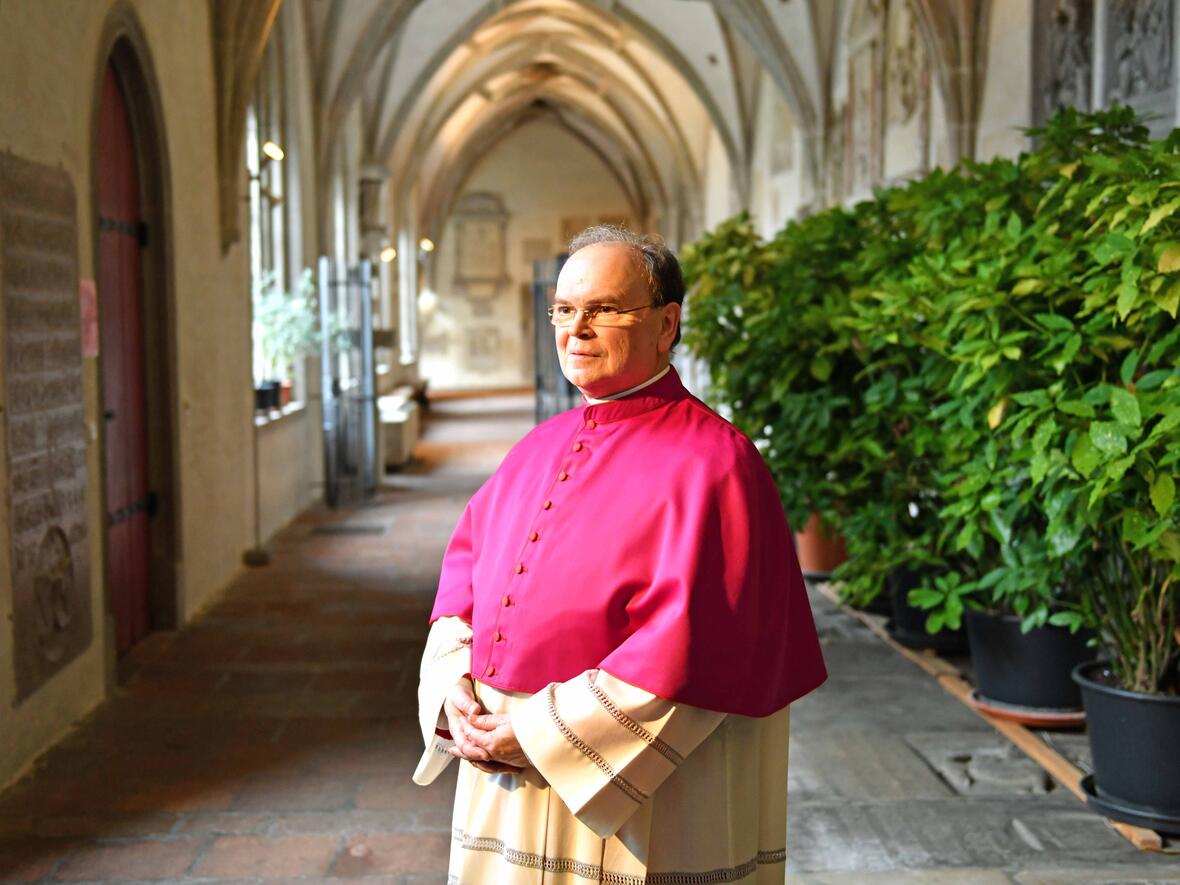 20 Bekanntgabe neuer Bischof von Augsburg_Bertram Meier im Domkreuzgang (Foto Nicolas Schnall_pba)