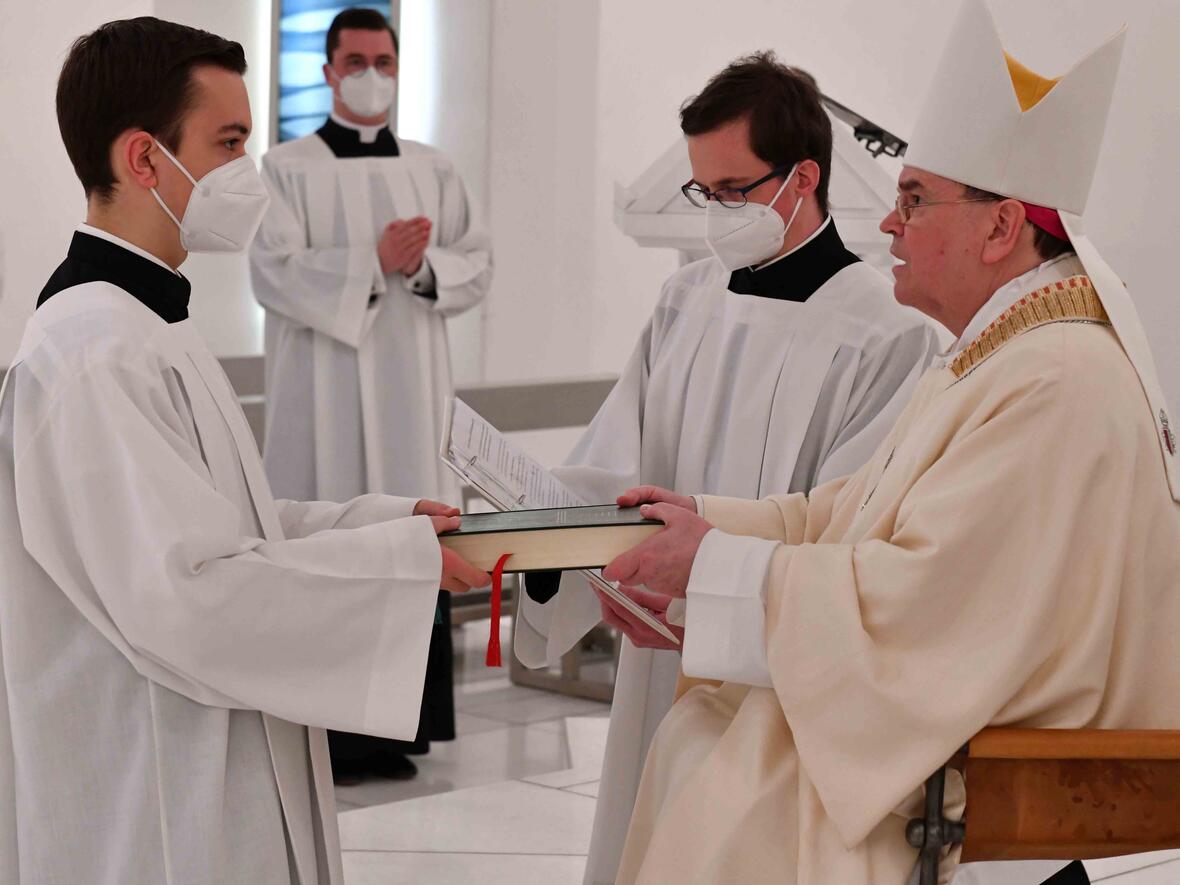 Bischof Bertram beauftragte im Augsburger Priesterseminar sechs Lektoren und drei Akolythen. (Foto: Nicolas Schnall / pba)