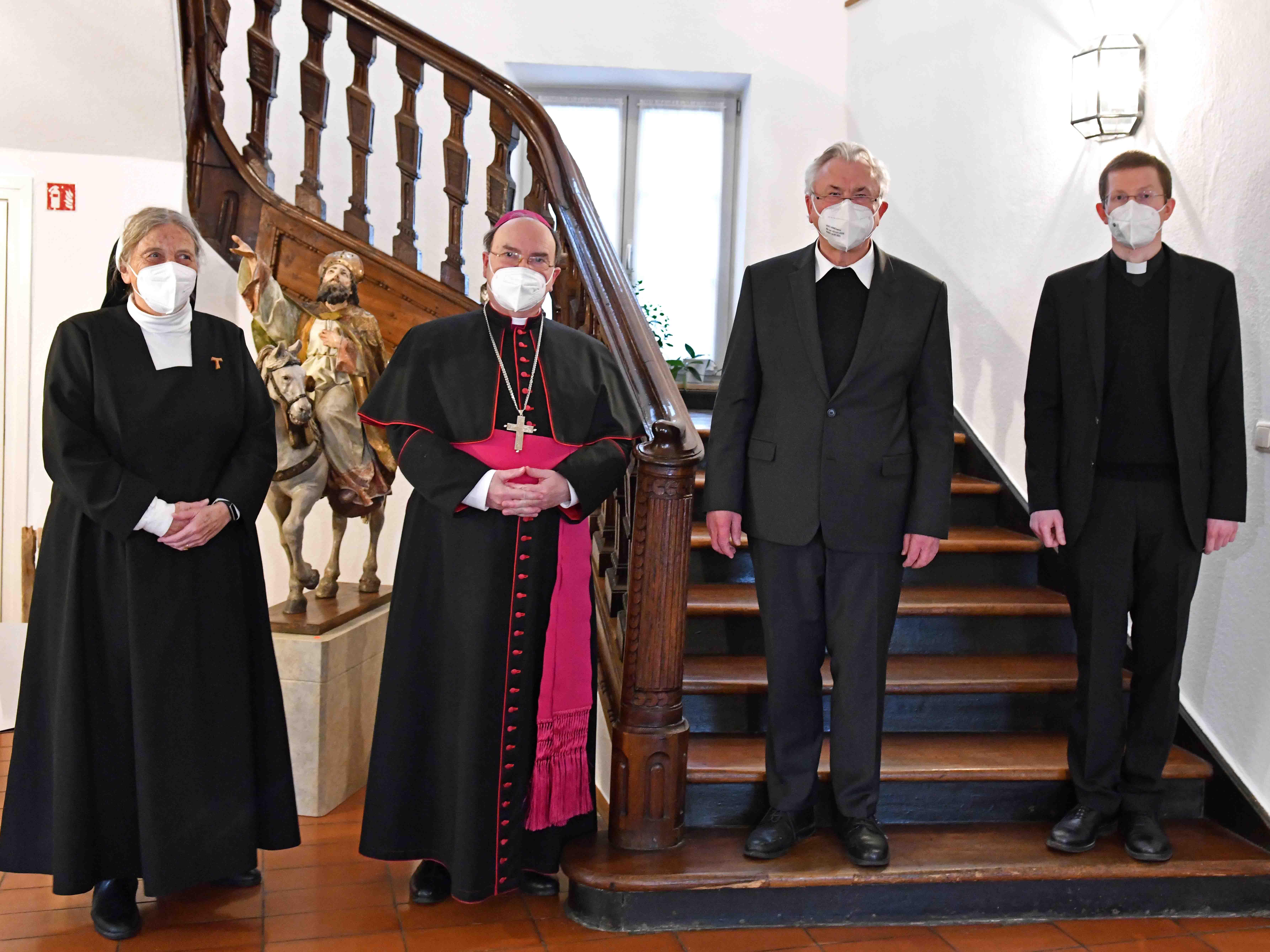 Wechsel im Vorstand des DRW (von links): Stiftungsratsvorsitzende Sr. Katharina Wildenauer CSJ, Bischof Dr. Bertram Meier sowie Direktor Walter Merkt, der im Jahr 2022 die Leitung des Werks an Domvikar Martin Riß übergibt. (Fotos: Nicolas Schnall / pba)