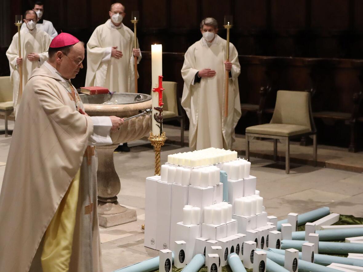 Bischof Bertram segnet die Kerzen (Foto: Annette Zoepf / pba)