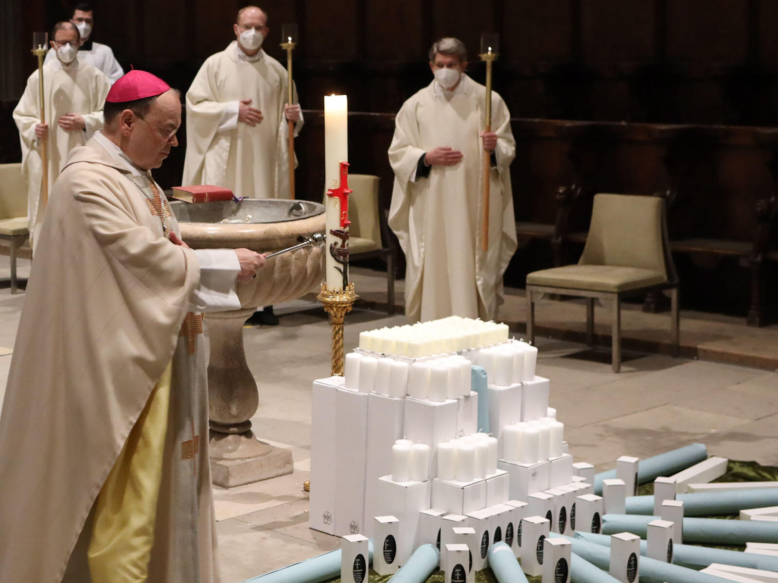 Bischof Bertram segnet die Kerzen (Foto: Annette Zoepf / pba)