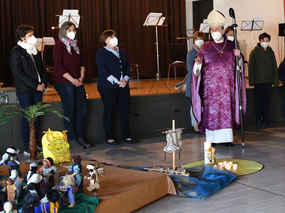 Ein Kindergottesdienst wurde parallel im Pfarrzentrum gefeiert. Dort spendete Bischof Bertram im Anschluss den Segen (Foto: Maria Steber / pba). 