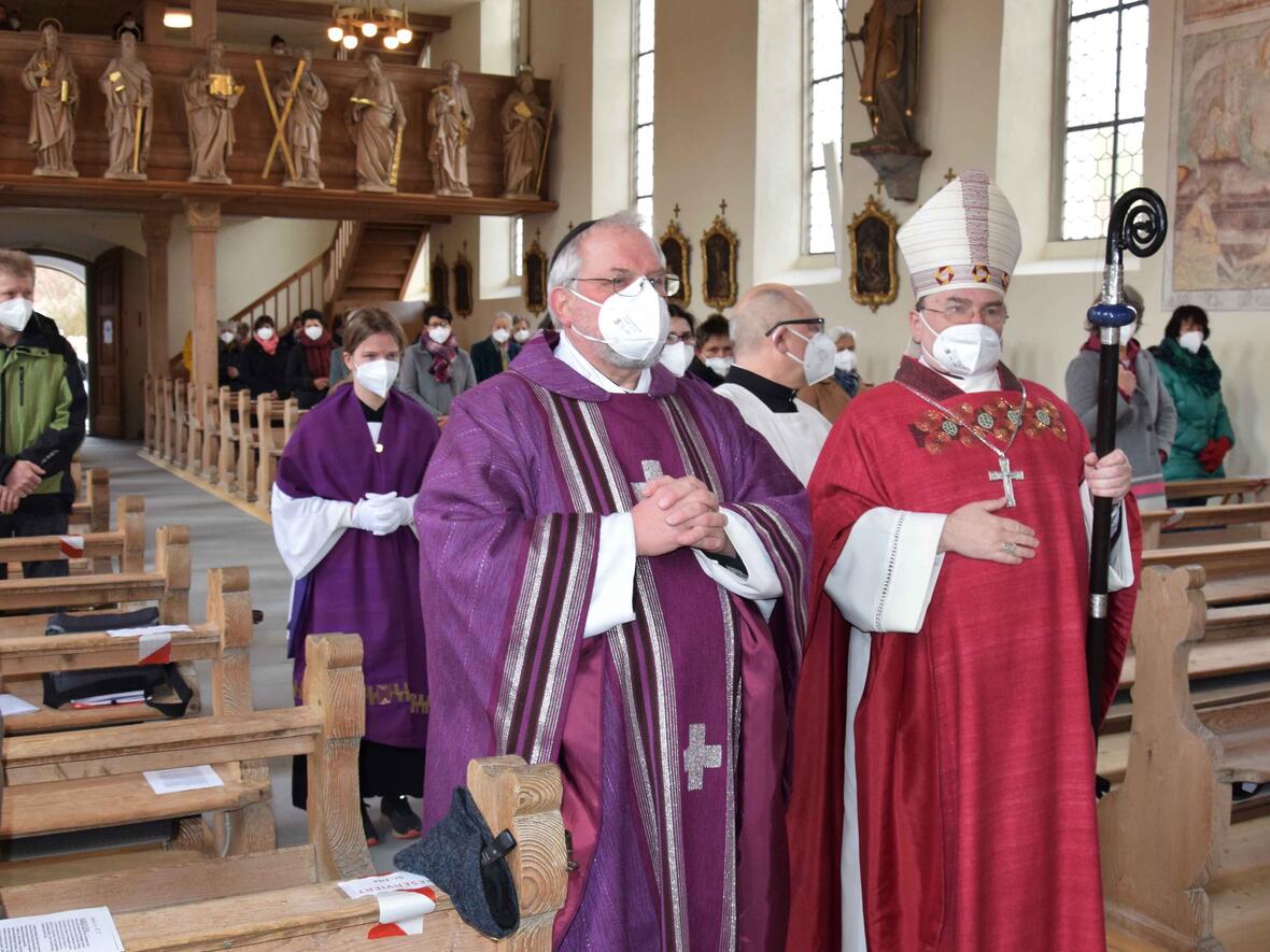 Einzug in die frisch renovierte Kirche St. Gallus: Bischof Bertram zusammen mit Pfarrer Werner Badura. (Fotos: Verspohl-Nitsche)