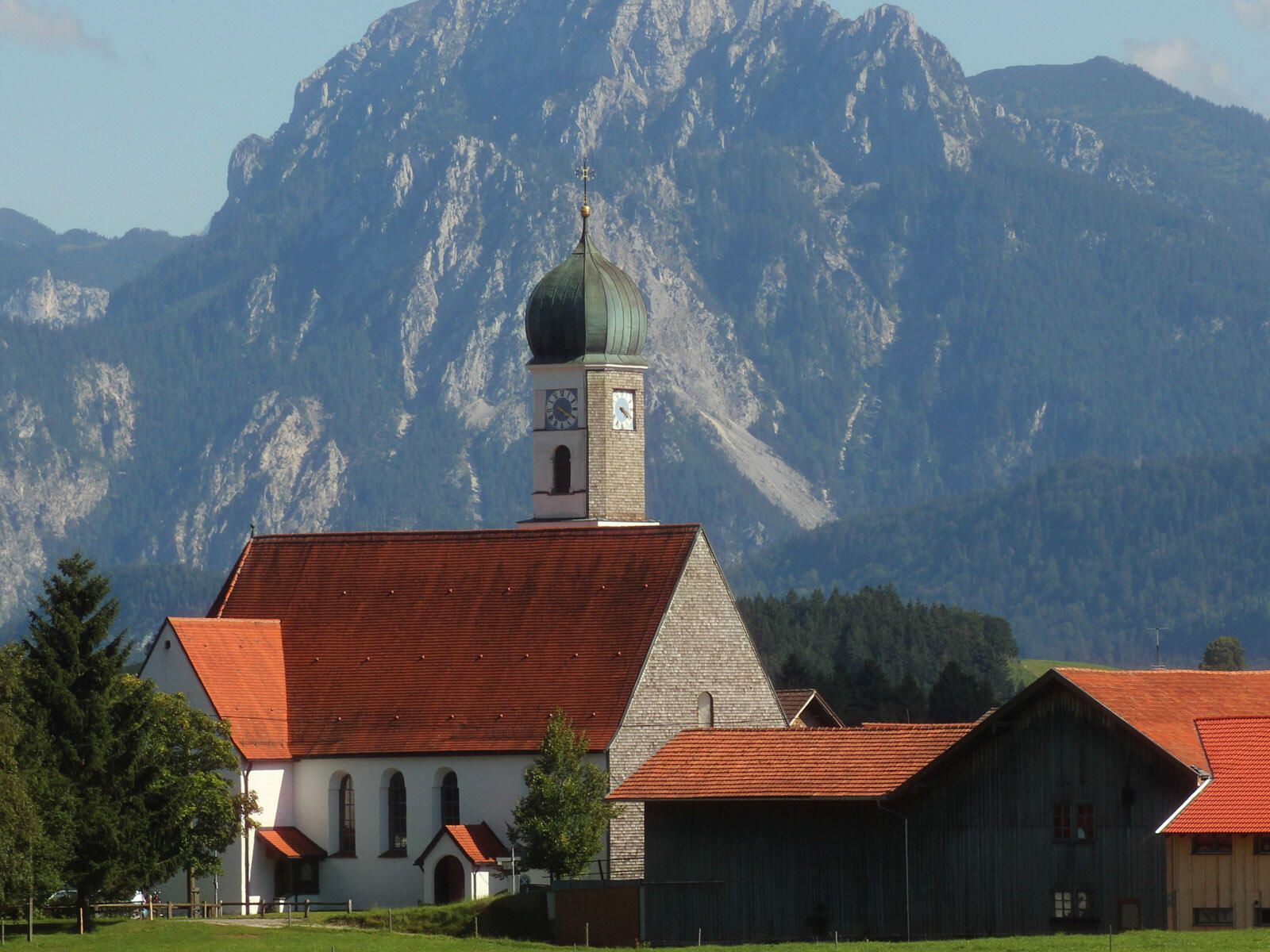 Die Wallfahrtskirche Maria Hilf in Speiden mit dem Säuling im Hintergrund (Foto: PG Seeg)
