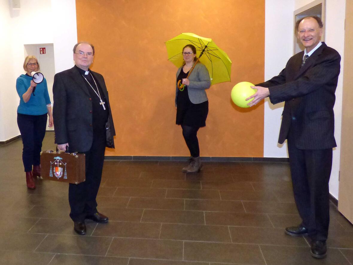 Bischof Dr. Bertram Meier erhält einen Holzkoffer mit seinem Wappen, den Auszubildende der Kolping Akademie in Donauwörth gestaltet haben. Die beiden Sprecherinnen der Verbändekonferenz Dr. Evi Thomma-Schleipfer (l.) vom KDFB und Teresa Jetschina vom BDKJ überreichen mit Domdekan Dr. Wolfgang Hacker Symbole für die katholischen Verbände in der Diözese. (Foto: Geisenfelder)