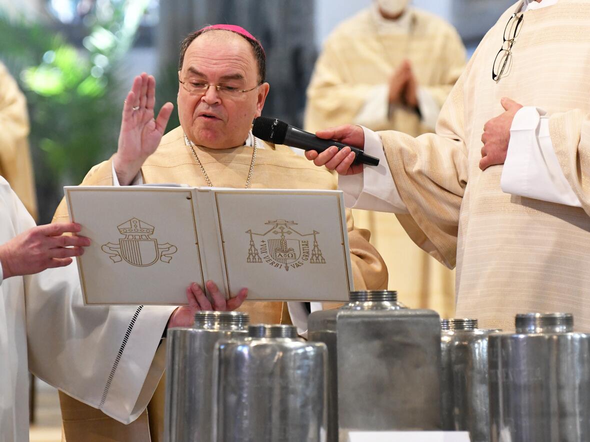 Bischof Bertram segnet die heiligen Öle (Foto Nicolas Schnall_pba) DSC_4934 web
