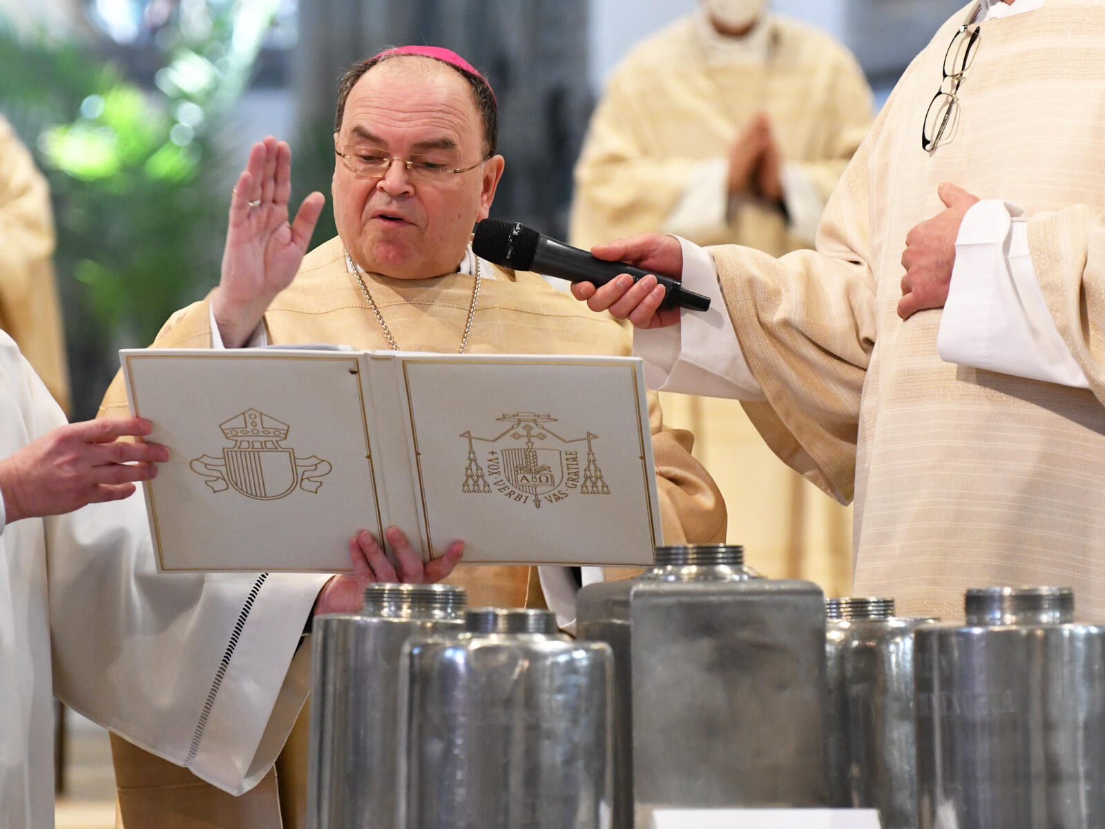 Bischof Bertram segnet die heiligen Öle (Foto Nicolas Schnall_pba) DSC_4934 web