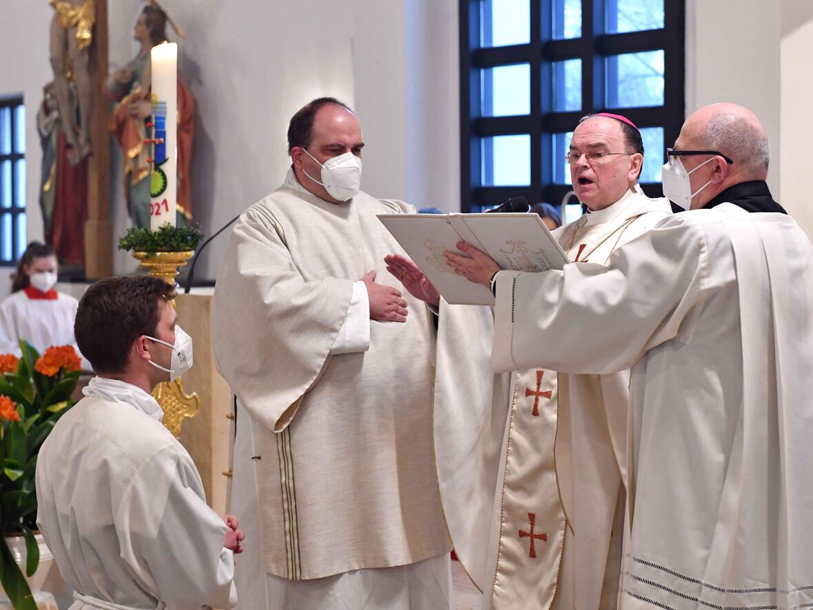 Beim Weihegebet: Bischof Bertram spendet Br. Anton Wölfl aus der Gemeinschaft der Redemptoristen die Diakonenweihe. (Fotos: Nicolas Schnall / pba)