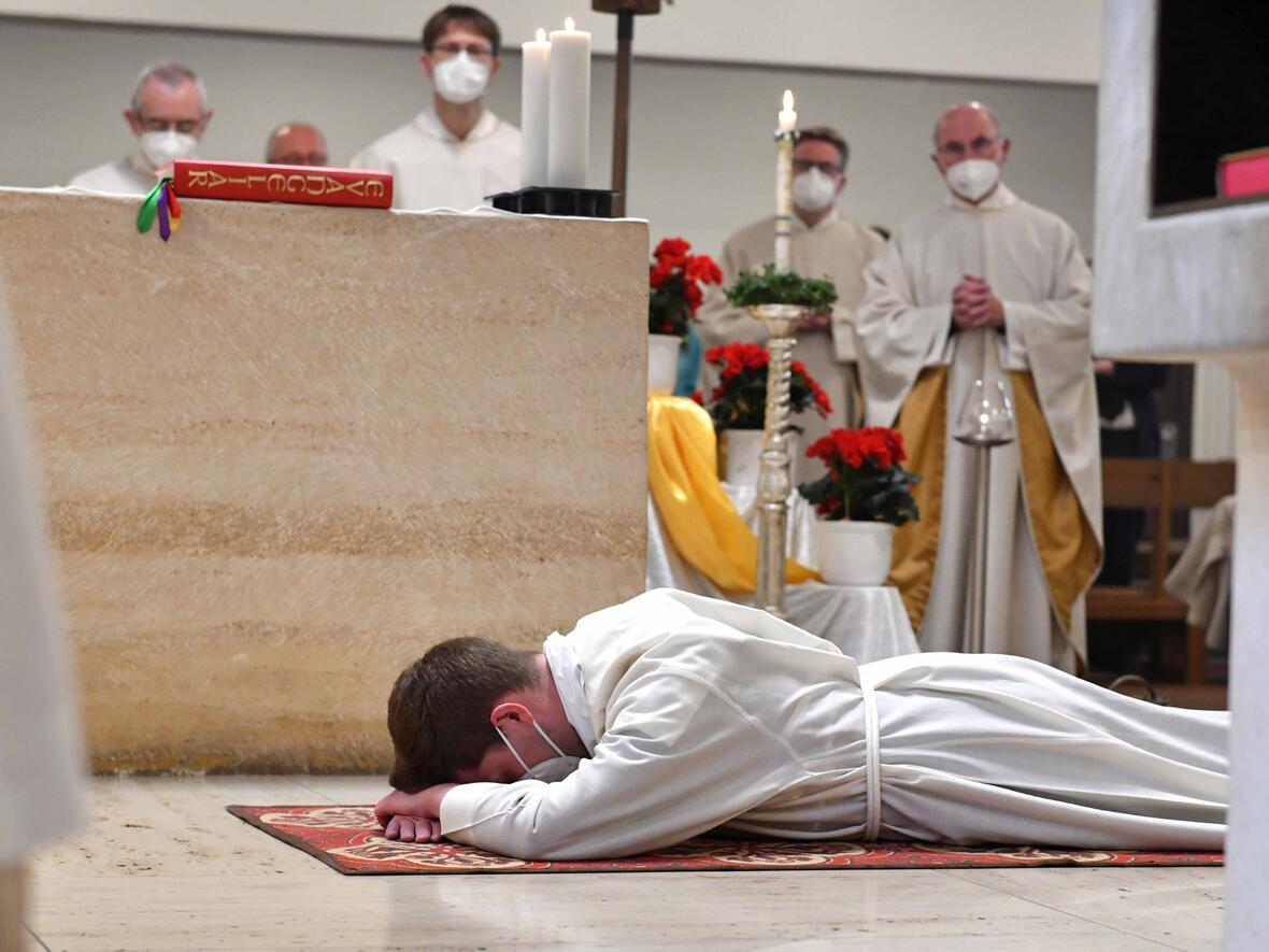 bischof-bertram-weiht-redemptoristen-zum-diakon4048525