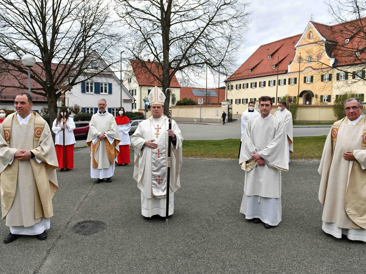 bischof-bertram-weiht-redemptoristen-zum-diakon4048528