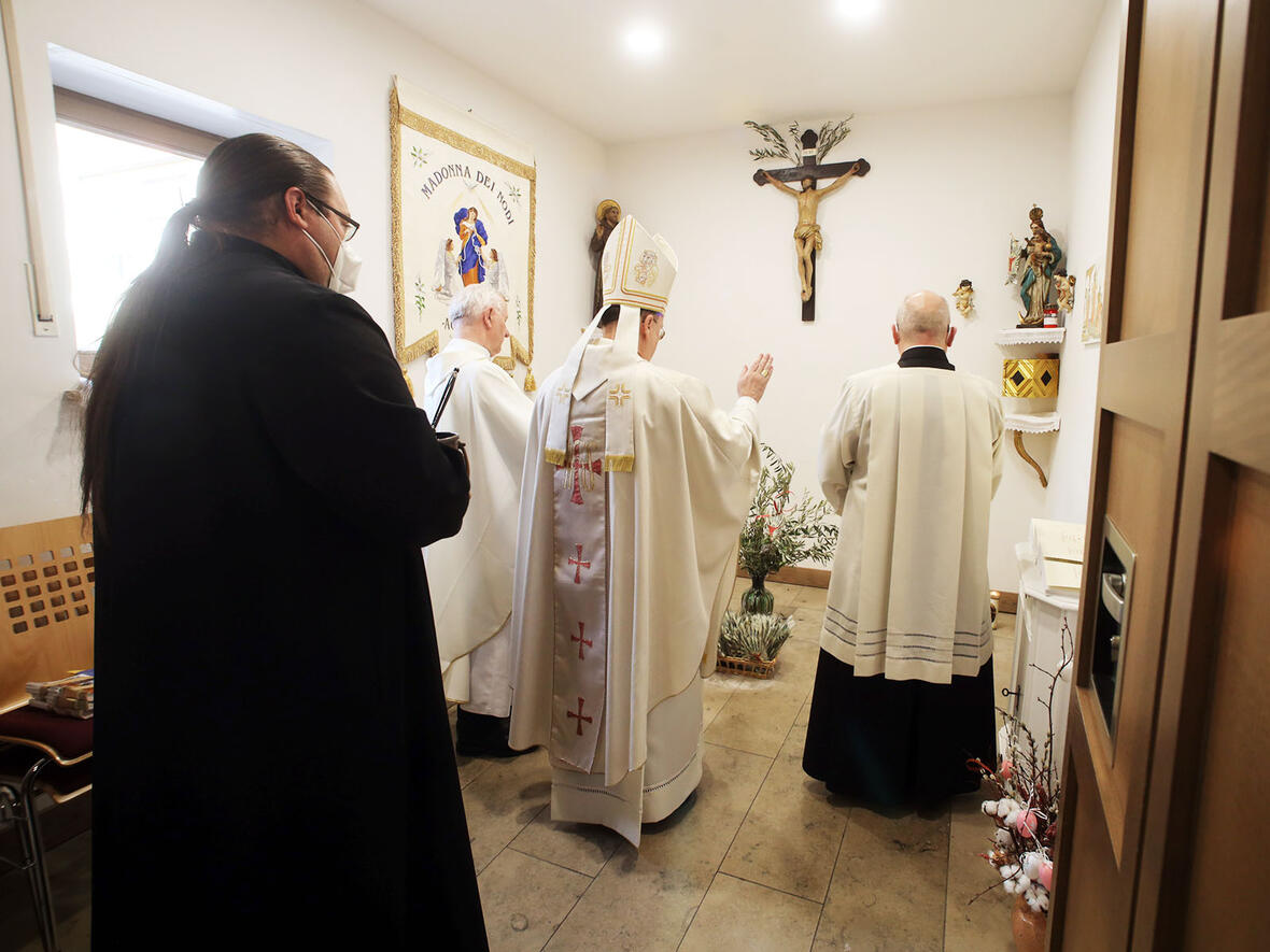 Bischof Bertram segnet den Kreuzweg der Italienischen Gemeinde (Foto: Annette Zoepf / pba)