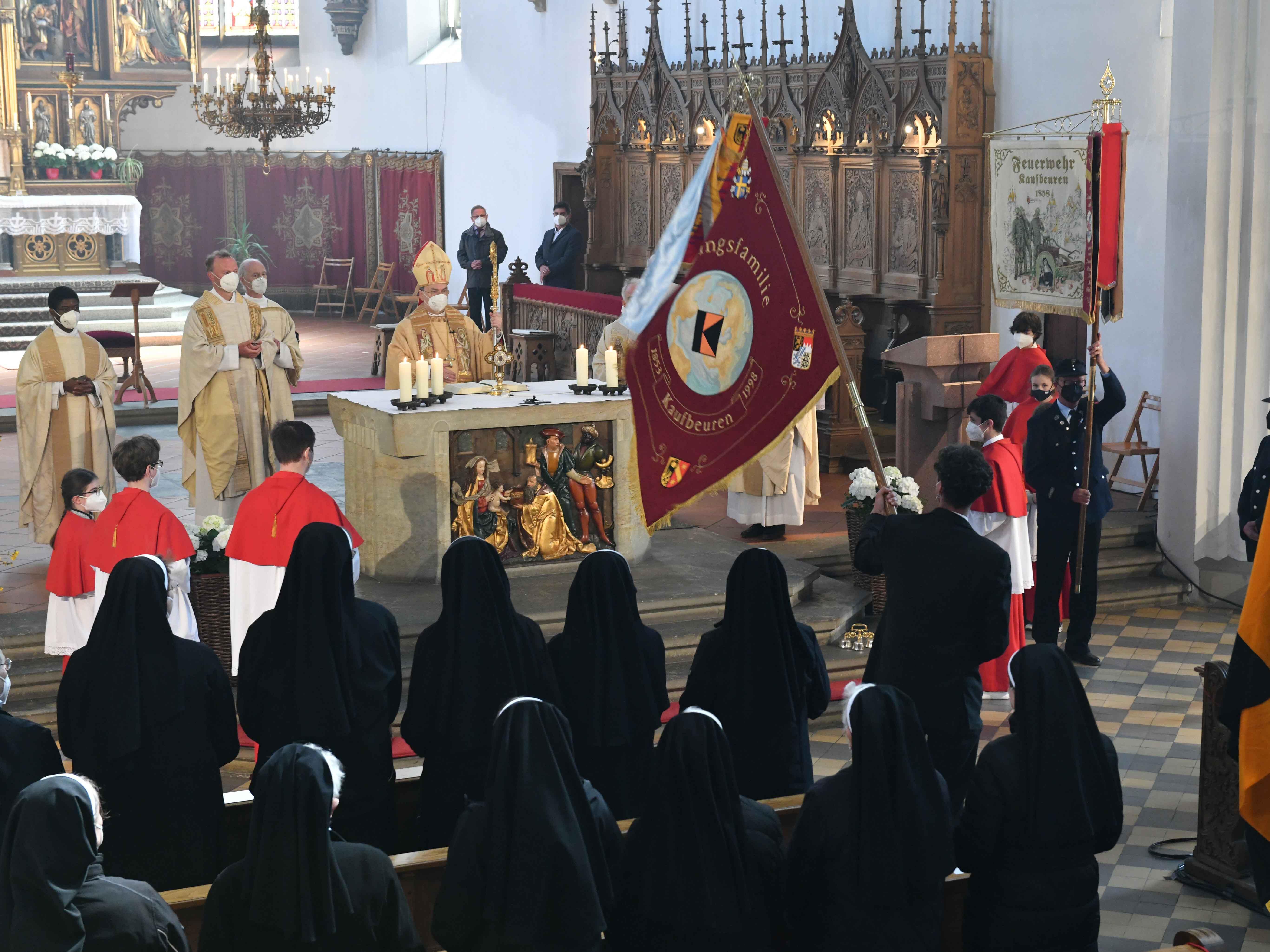 Beim Pontifikalgottesdienst zum Crescentiafest in der Stadtpfarrkirche St. Martin in Kaufbeuren erinnerte Bischof Dr. Bertram Meier an die besondere „Strahlkraft“ Crescentias. (Foto: Maria Steber / pba)